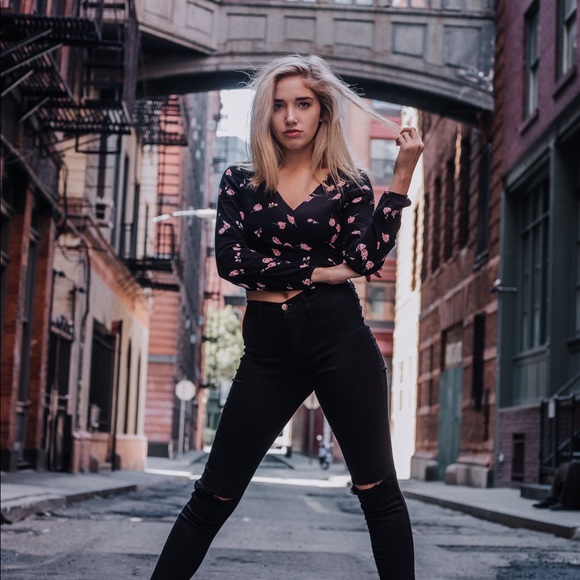 Brandy Melville cropped tie up shirt - Picture 2 of 3